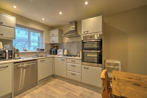 35 Kingdon Avenue, South Molton, EX36 4GJ
