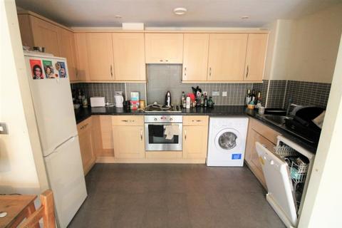 3 bedroom flat to rent, Upper Clapton, London E5