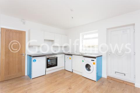 2 bedroom maisonette to rent, Stonecot Hill, Surrey SM3