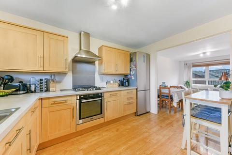 3 bedroom apartment to rent, East Hill, Battersea SW18