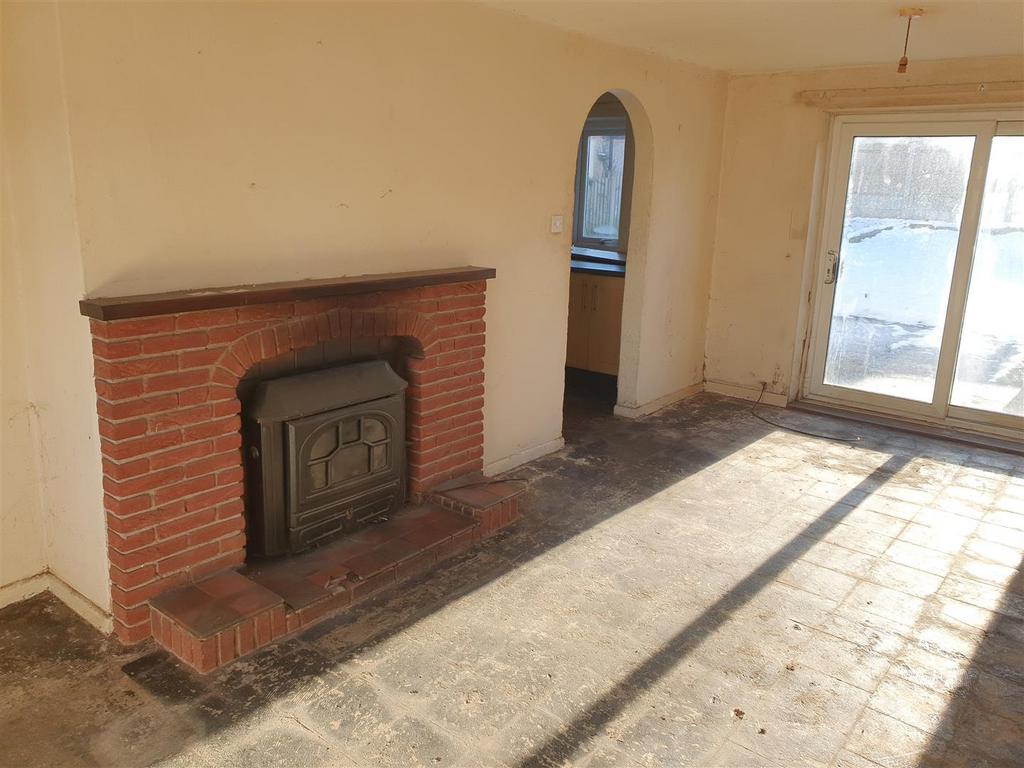 Through lounge/dining room