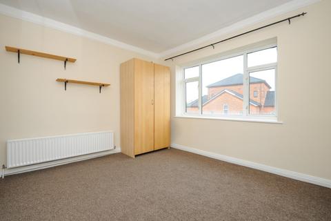 2 bedroom flat to rent, York Way London N20