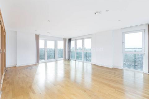 3 bedroom penthouse to rent, Mast Quay, London SE18