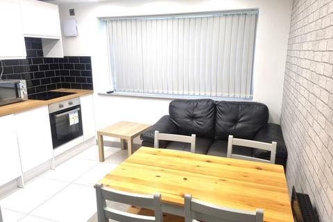 2 bedroom apartment to rent, Ladybarn Lane, Fallowfield , Manchester M14