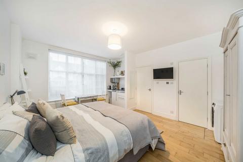 Studio to rent, Doyle Gardens, London NW10