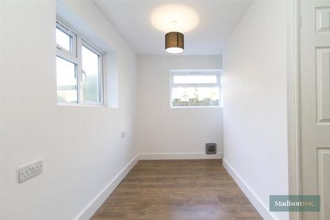 2 bedroom semi-detached house to rent, Alfred Road, Essex IG9