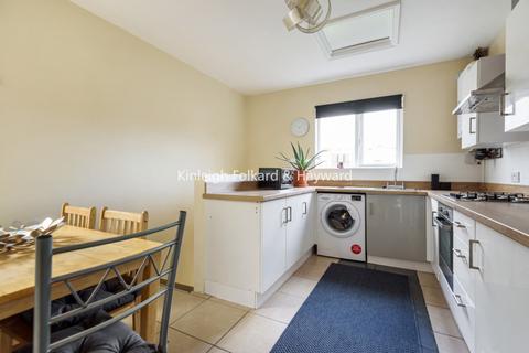 3 bedroom flat to rent, Inglemere Road Mitcham CR4