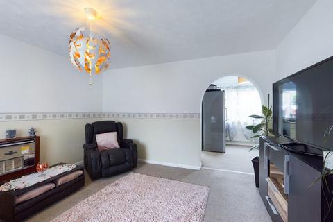 3 bedroom semi-detached house to rent, Larkspur Croft, Boston