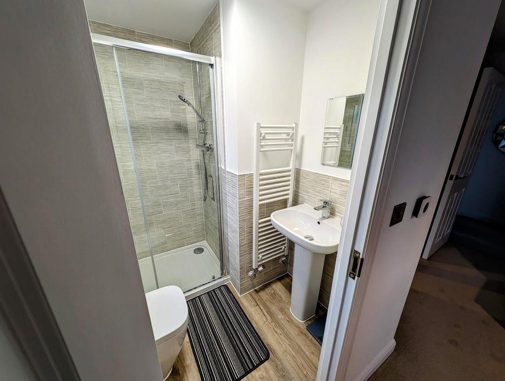 15 Crossman Way en suite 2.jpg