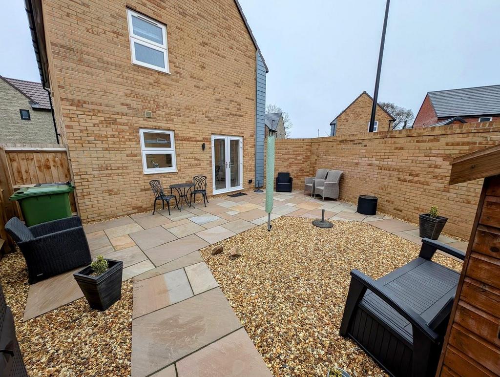 15 Cross Man Way rear garden 2.jpg