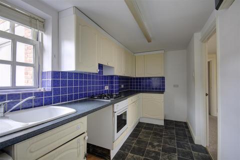 2 bedroom flat to rent, Kinnings Row, Tonbridge TN9