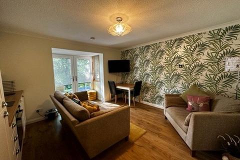 2 bedroom flat to rent, Greenside Court, Fife