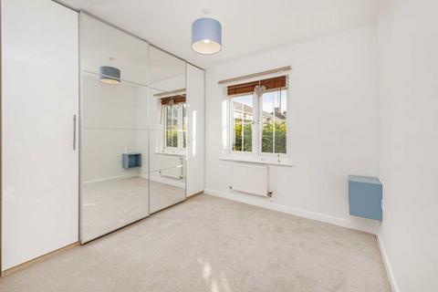 2 bedroom flat to rent, Hemlock Close, London SW16