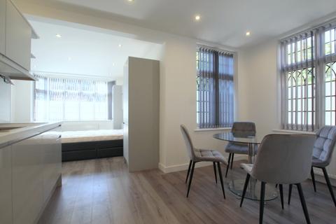 Studio to rent, Putney Hill, London SW15