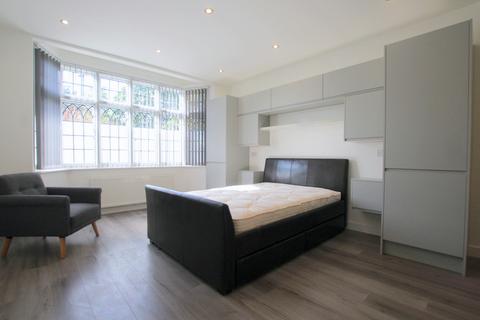 Studio to rent, Putney Hill, London SW15