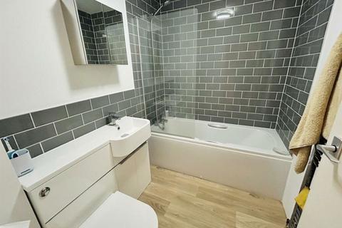 2 bedroom flat for sale, Latimer Road, Eastbourne, East Sussex, BN22 7BL