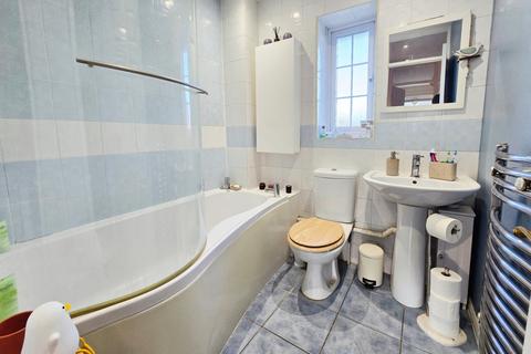 2 bedroom semi-detached house to rent, Gloucester Drive, Basingstoke, Hampshire, RG22