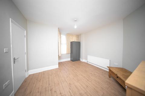 3 bedroom terraced house to rent, Heston Road, Hounslow TW5