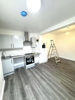 Studio to rent, Chingford Mount Road, London E4