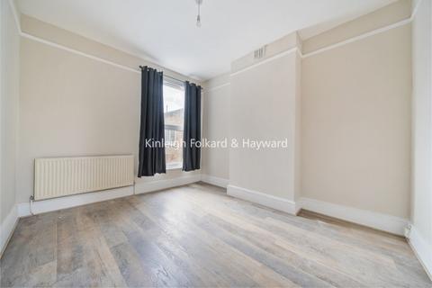 3 bedroom flat to rent, Garratt Lane London SW17