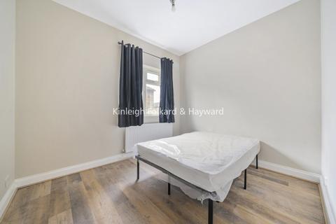 3 bedroom flat to rent, Garratt Lane London SW17