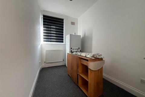 2 bedroom flat to rent, North Circular Road, Neasden NW2