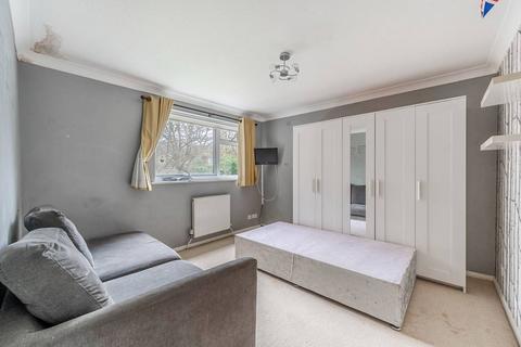 4, Brompton Court Aran Drive, Stanmore, HA7 4NB