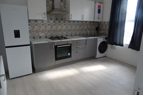 2 bedroom flat to rent, Tachbrook Road, Southall