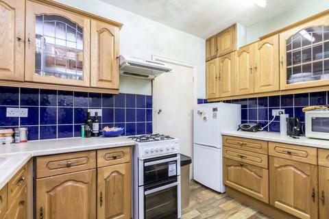 2 bedroom flat to rent, Barons Keep, London W14