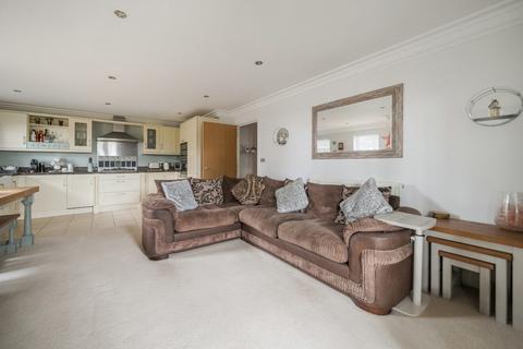 2 bedroom flat for sale, Franklin Court, Godalming GU8