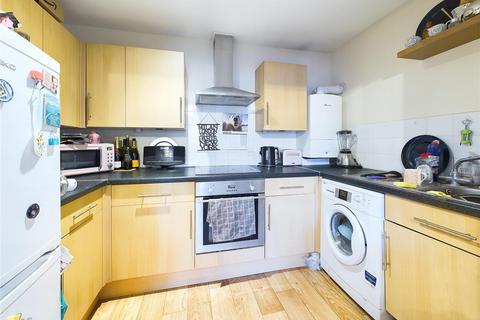 1 bedroom flat to rent, Hersham Road, Walton on Thames