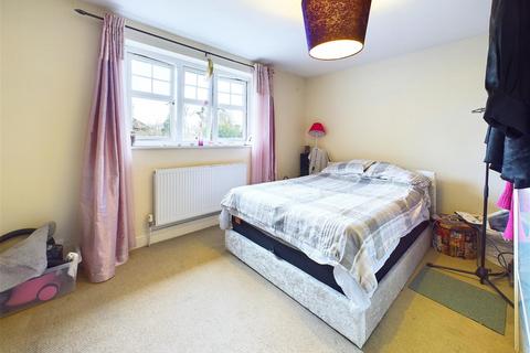 1 bedroom flat to rent, Hersham Road, Walton on Thames