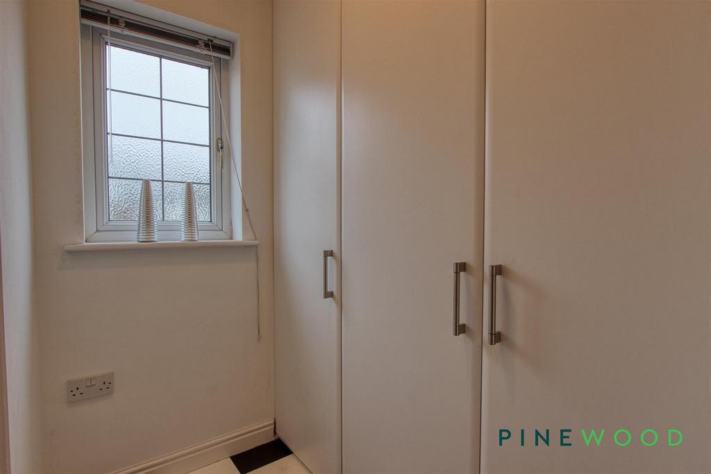 Coat/shoe storage