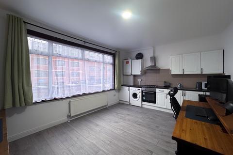 2 bedroom terraced house to rent, Ballards Lane, London, N12