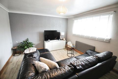 2 bedroom flat for sale, North Drive, Leeds LS25