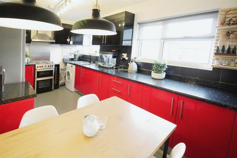 2 bedroom flat for sale, North Drive, Leeds LS25