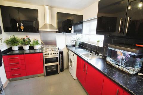 2 bedroom flat for sale, North Drive, Leeds LS25