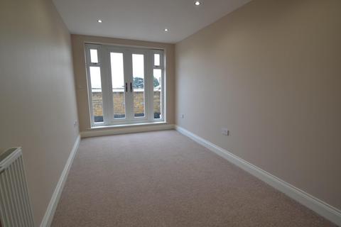 2 bedroom flat to rent, High Street, Hoddesdon, Hertfordshire