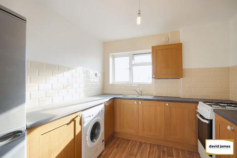 2 bedroom flat to rent, Weston Grove, Bromley