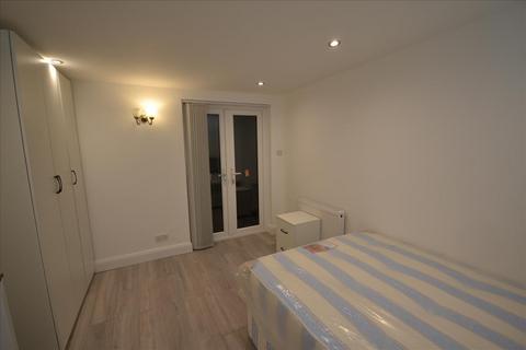 3 bedroom flat to rent, Kilburn High Road, London, NW6