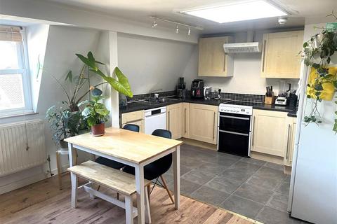 2 bedroom flat to rent, Howard Road, Brighton