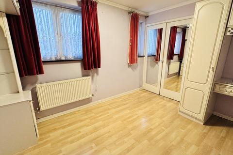 3 bedroom semi-detached house to rent, Kenmore Avenue, Harrow HA3