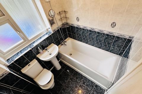 3 bedroom semi-detached house to rent, Kenmore Avenue, Harrow HA3