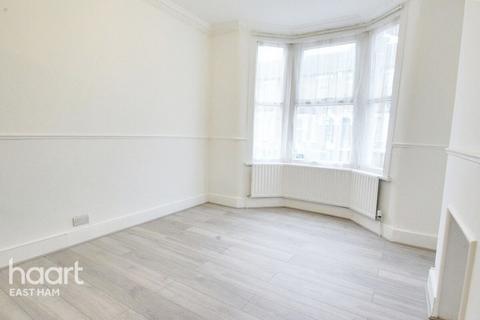 2 bedroom terraced house to rent, Hubert Road, LONDON