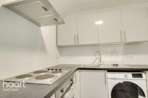 2 bedroom terraced house to rent, Hubert Road, LONDON