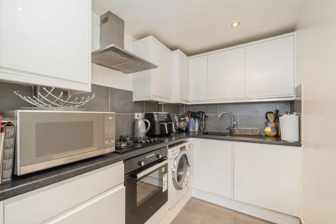 3 bedroom house for sale, Cricklade Avenue, London SW2