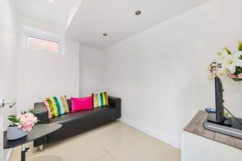 1 bedroom flat for sale, Cricklade Avenue, London SW2