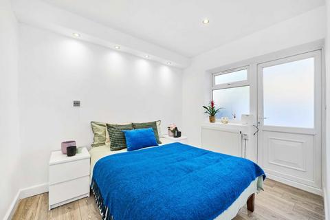 1 bedroom flat for sale, Cricklade Avenue, London SW2