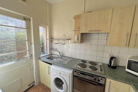 3 bedroom terraced house to rent, Kingswood Road, Manchester, M14 6SB