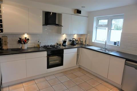 3 bedroom semi-detached house to rent, Geary Close, Leicester LE6